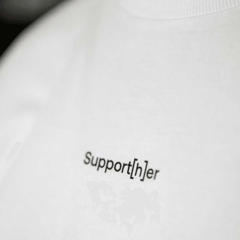 Detailaufnahme eines weiße T-Shirts mit schwarzem Schriftzug Support[h]er