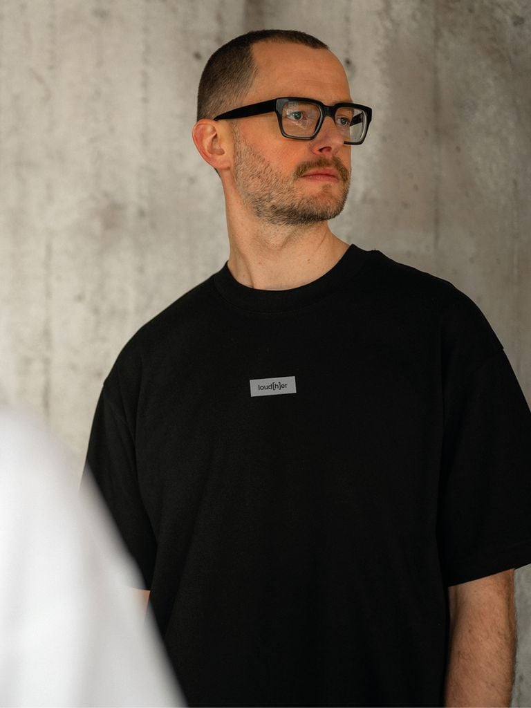 schwarzes T-Shirt mit Schriftzug loud[h]er