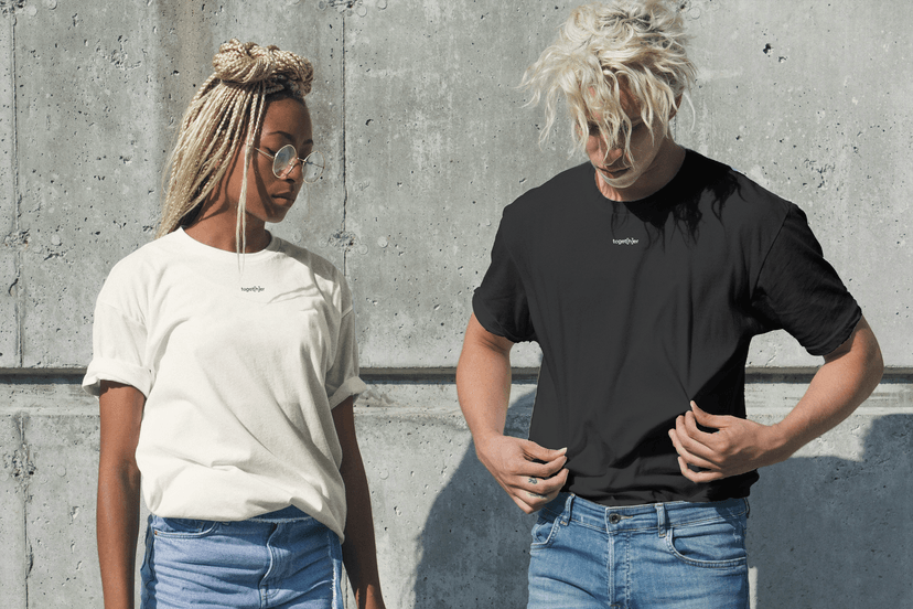 Zwei Frauen tragen toget[h]er T-Shirts - Female Empowerment Fashion